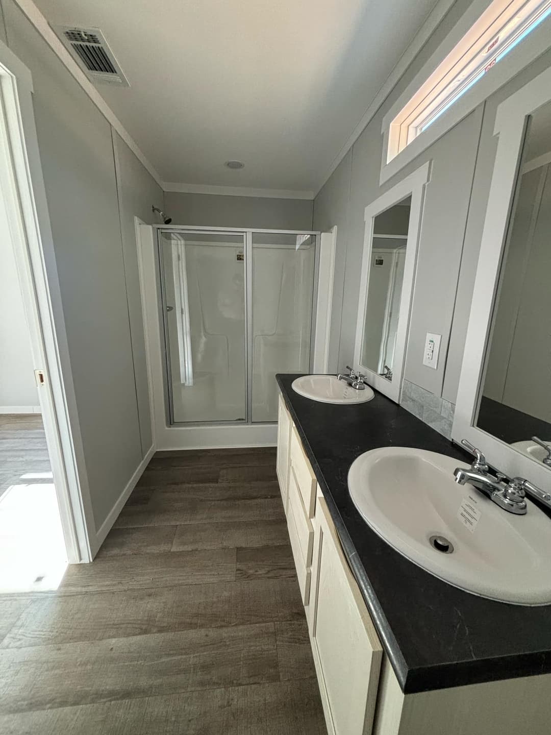 The phoenix (inventory) bathroom home features