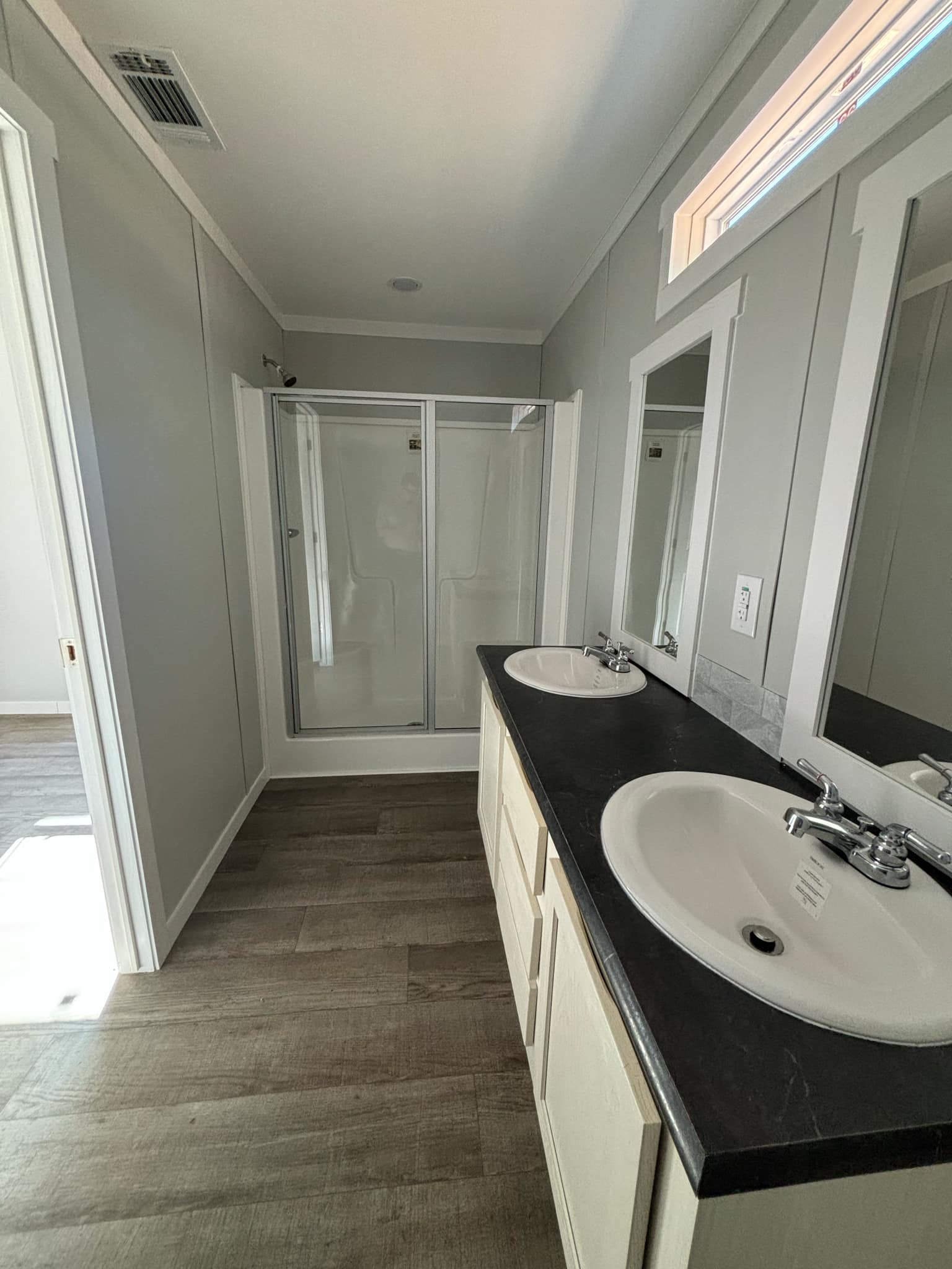 The phoenix (inventory) bathroom home features