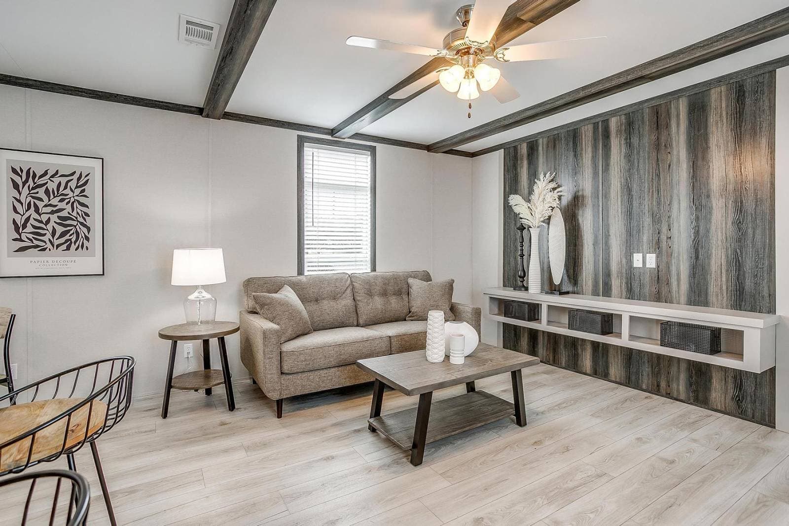 Cs1676h interior home features