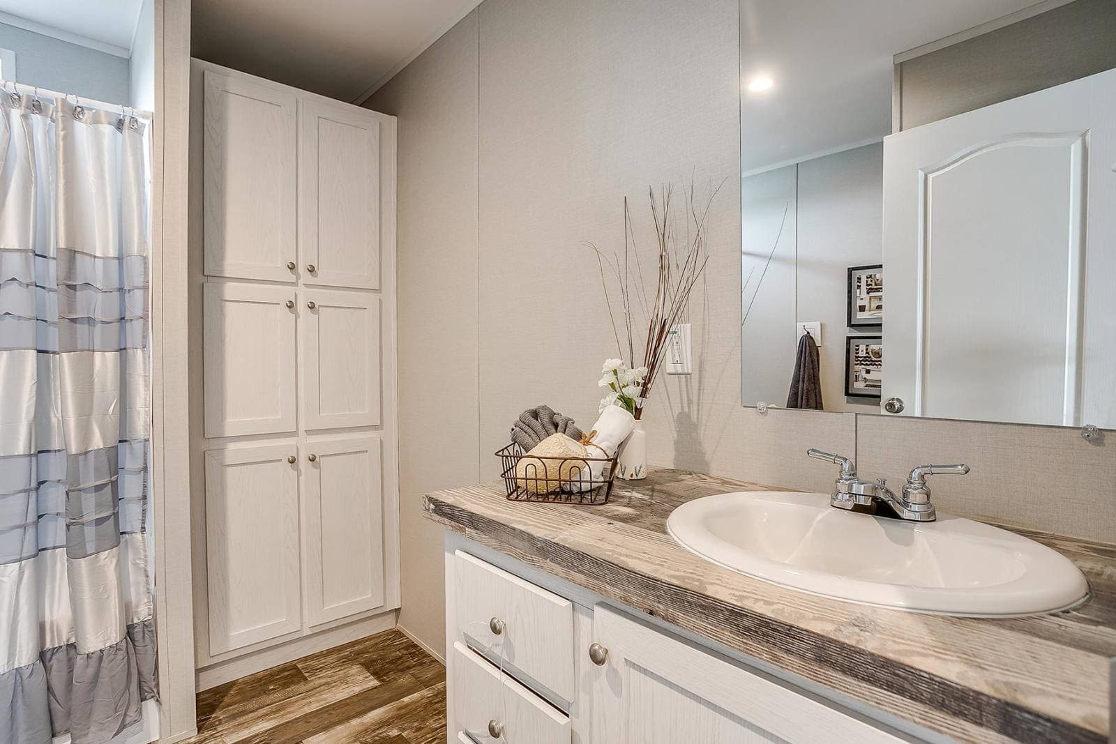 Nm2856a bathroom home features