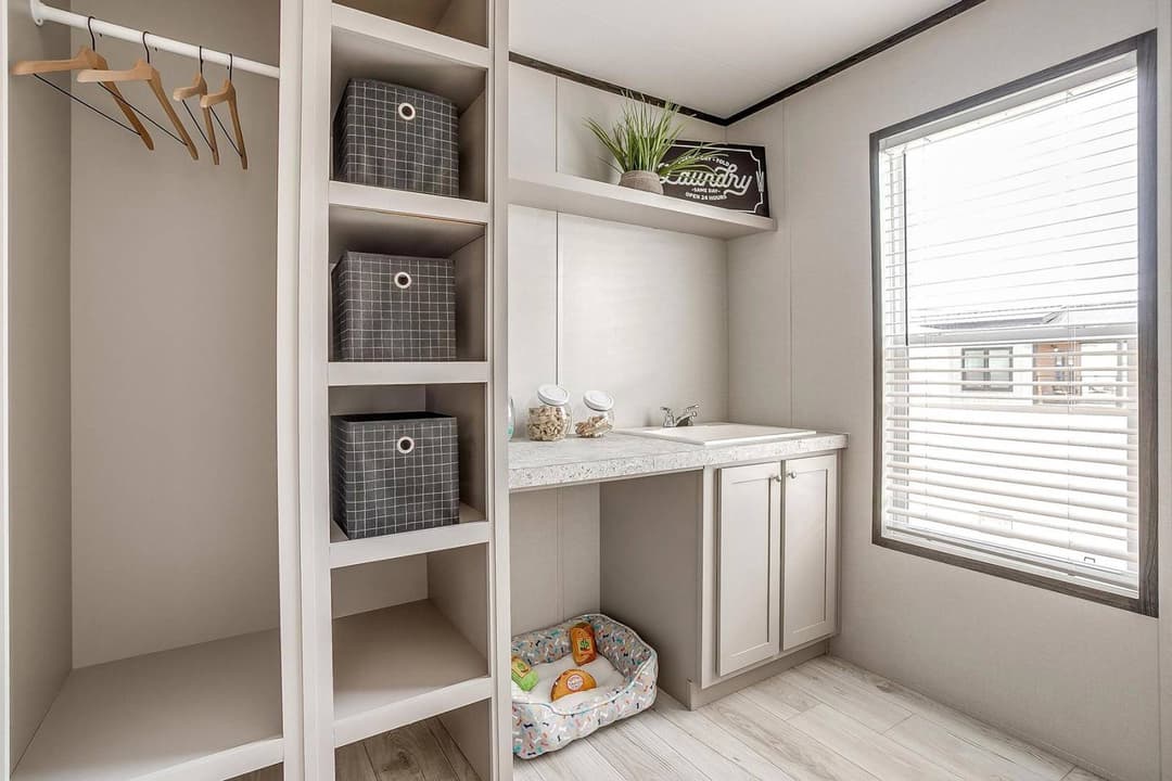 Cs1676h interior home features