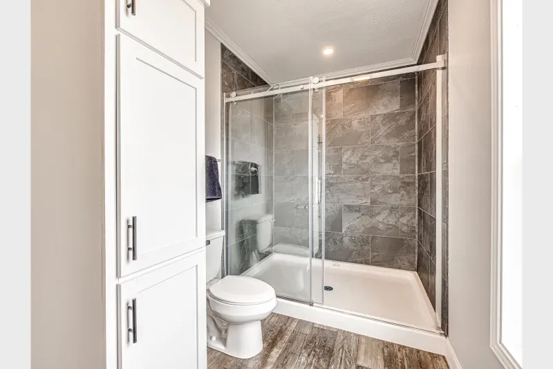 Genesis 9302 bathroom home features