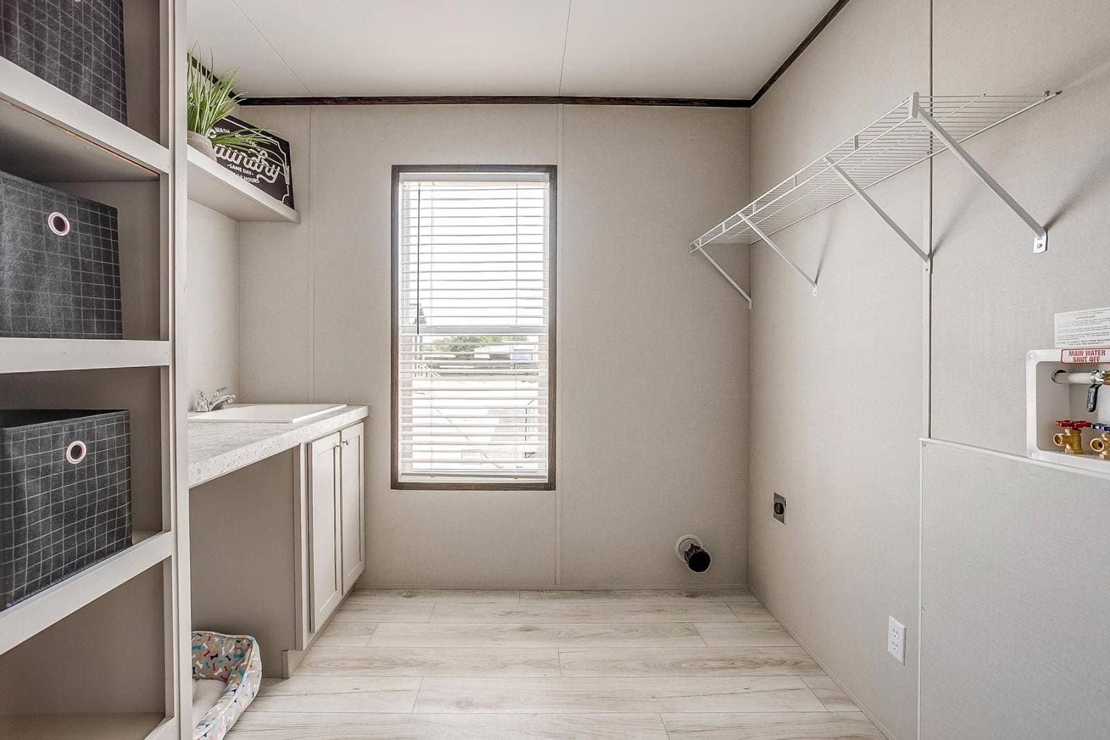 Cs1676h interior home features