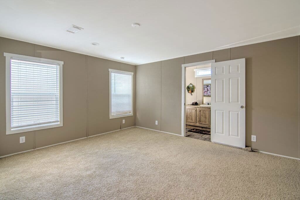 Phoenix 9277 bedroom home features