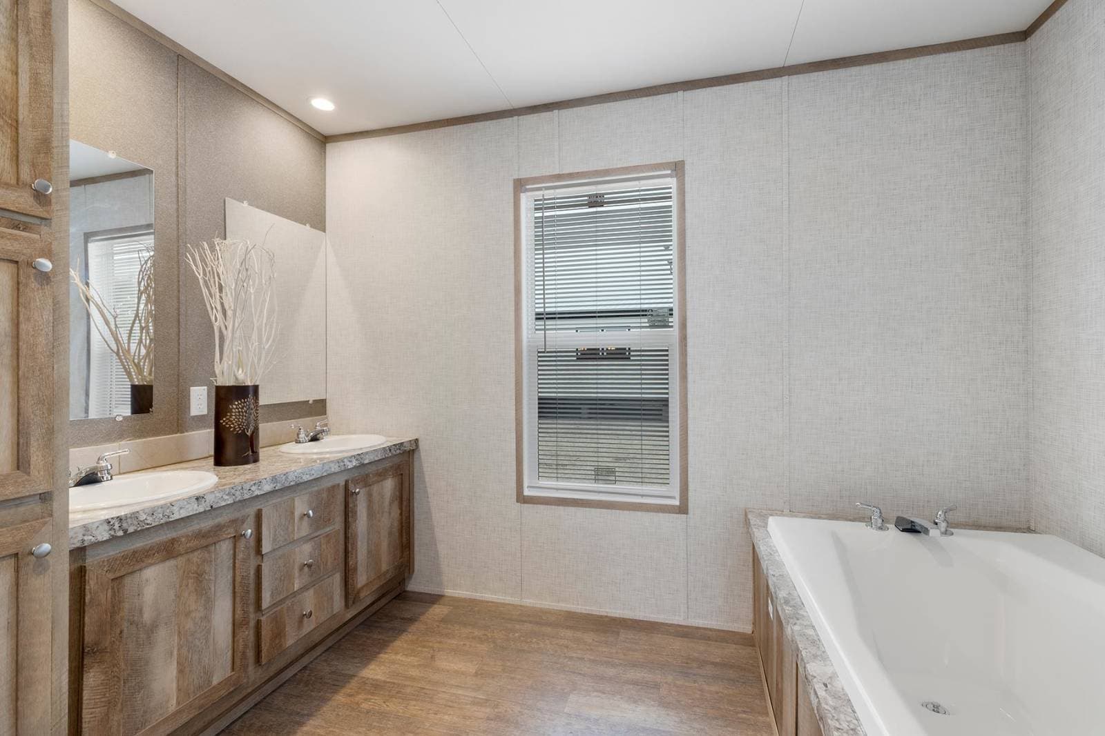 Nm2872a bathroom home features