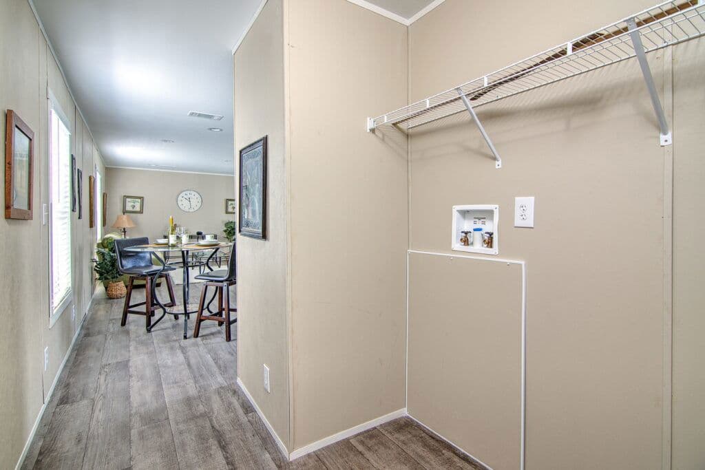 Phoenix 9277 interior home features