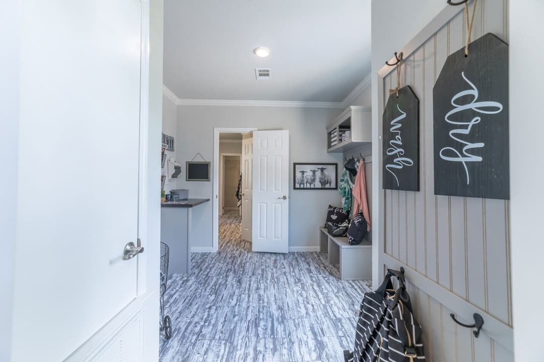 Vintage farmhouse 32643c interior home features