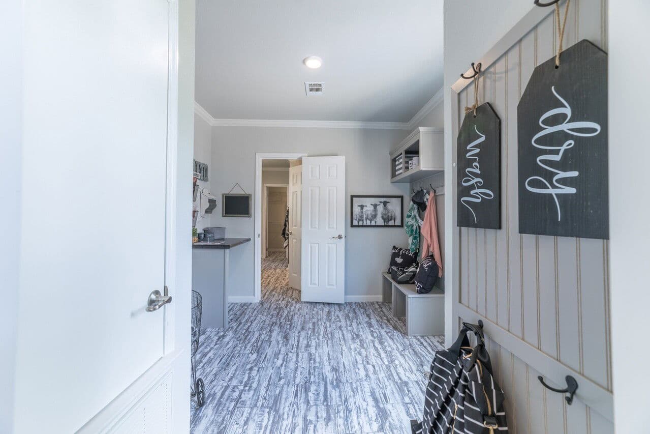 Vintage farmhouse 32643c interior home features