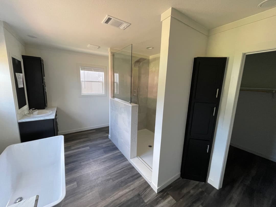 Hero 76 (inventory) bathroom home features