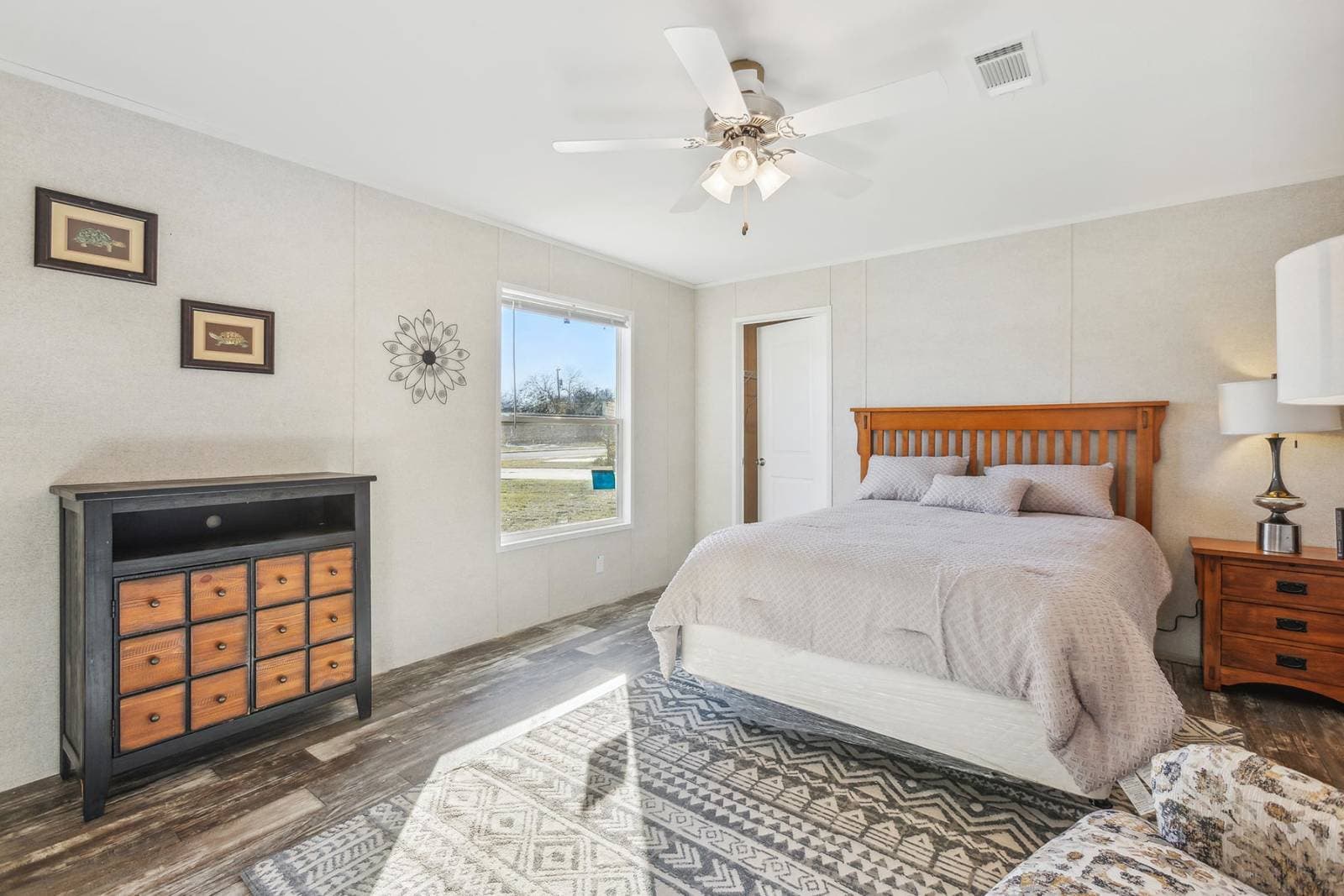 Rm2848h bedroom home features