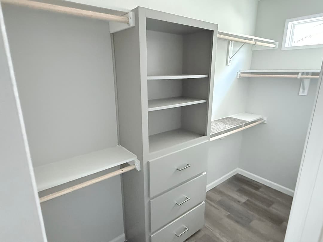 Vintage farmhouse (inventory) interior home features