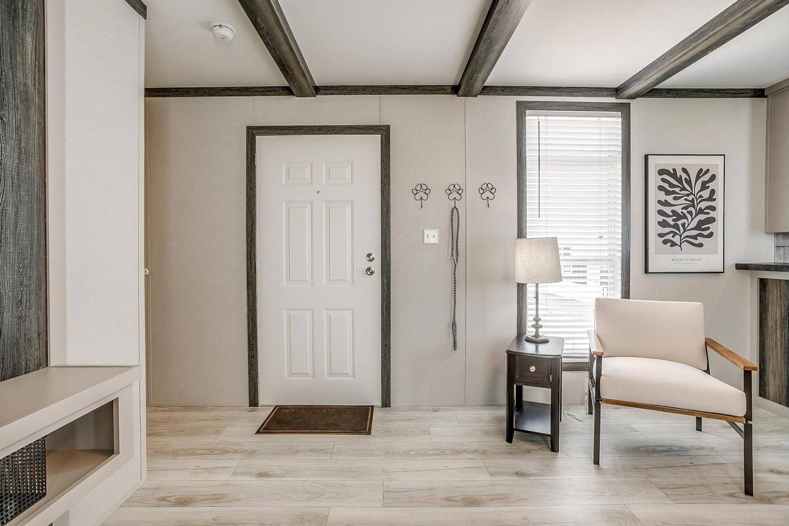 Cs1676h interior home features