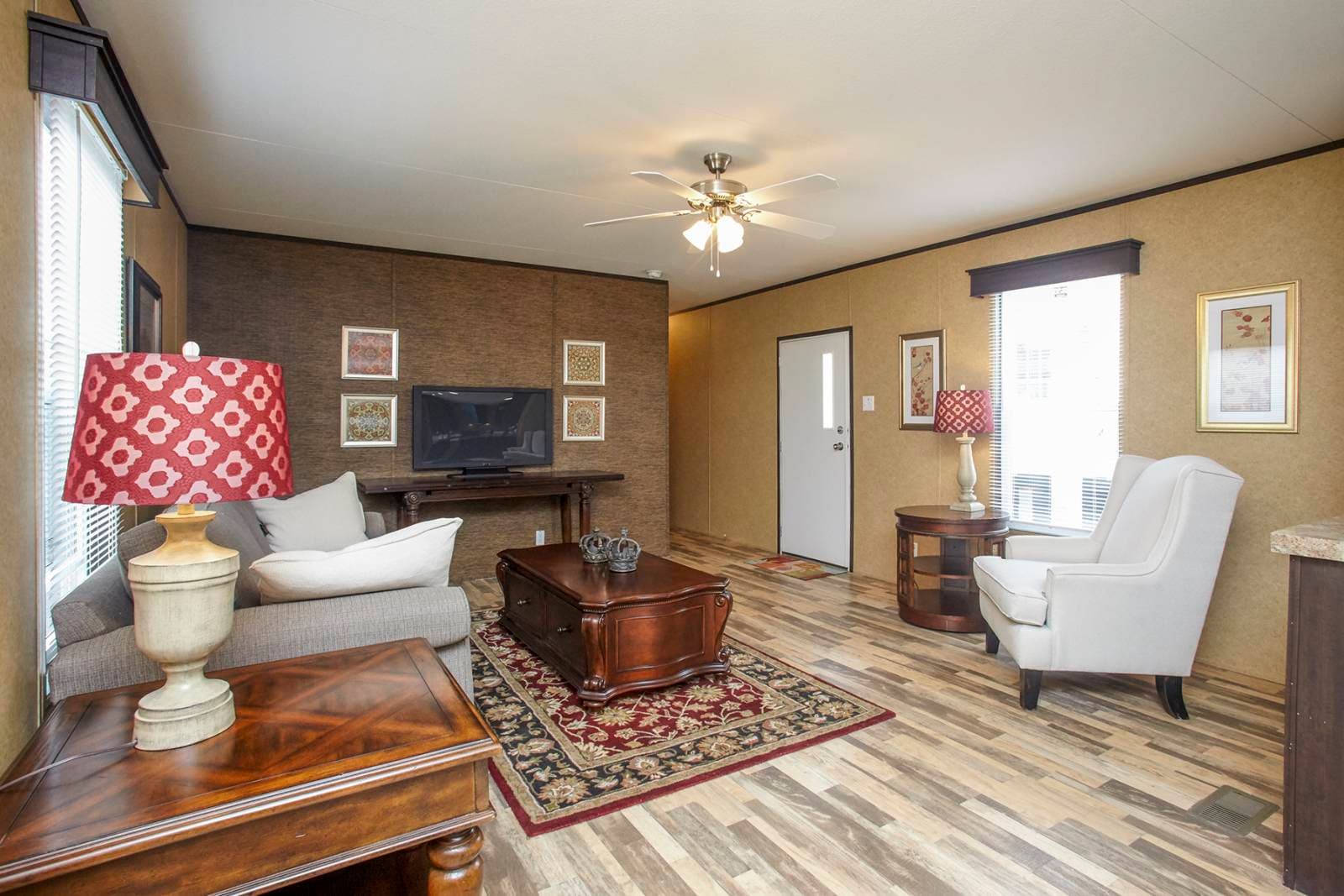 Cs1676c interior home features