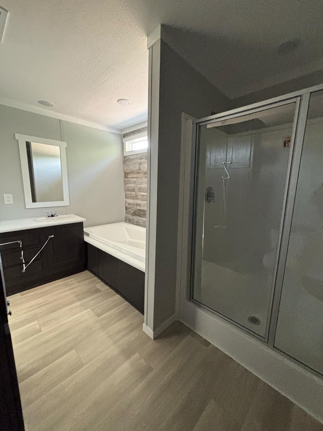 The ford (inventory) bathroom home features