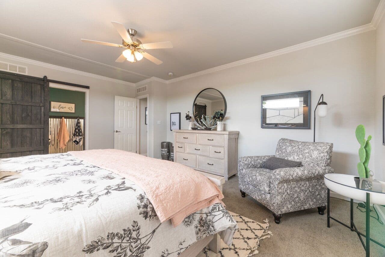 Vintage farmhouse 32643c bedroom home features