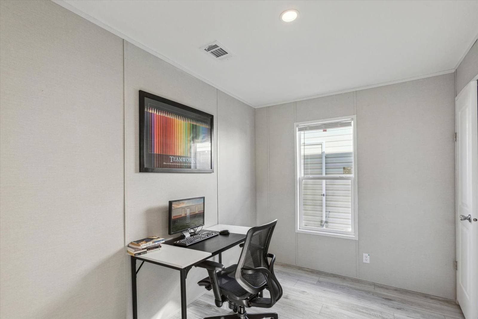 Rm1676c bedroom home features