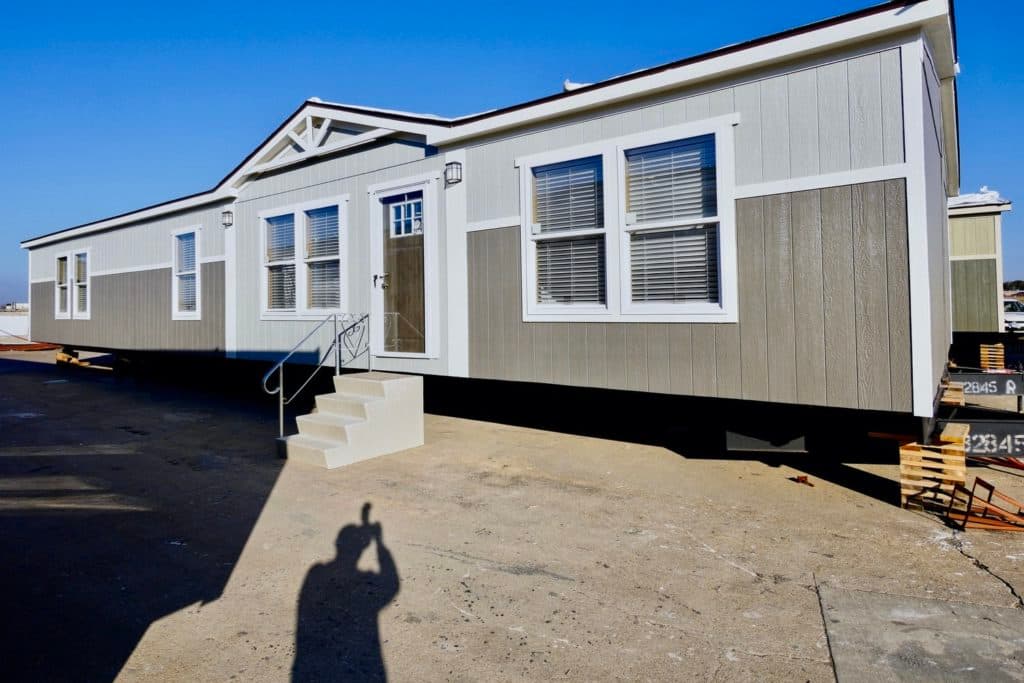 Macey 9768 elevation and exterior home features