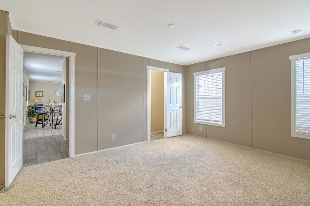 Phoenix 9277 bedroom home features