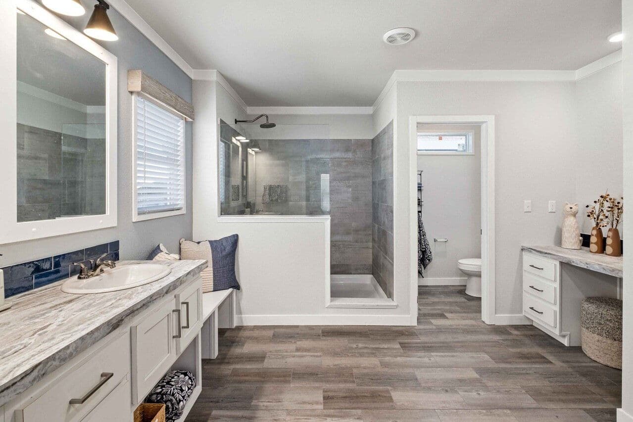 Belterra 32603b bathroom home features