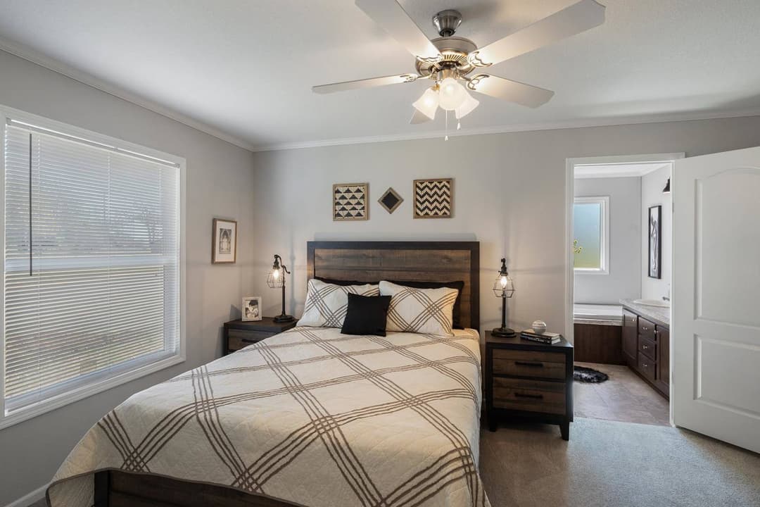 Cs1676c bedroom home features