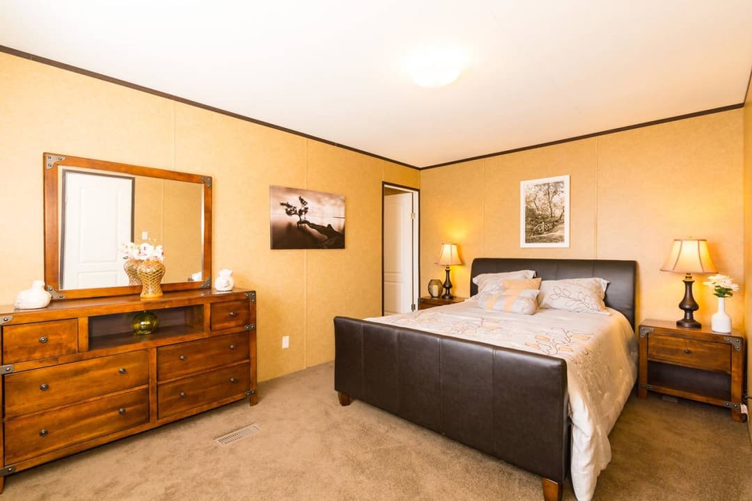 Cs1672a bedroom home features